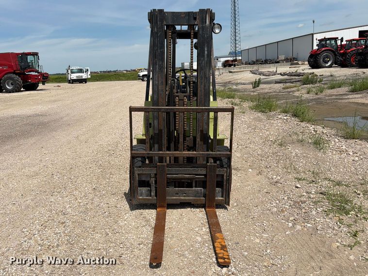 image for item DQ7853 Clark GPX25 forklift