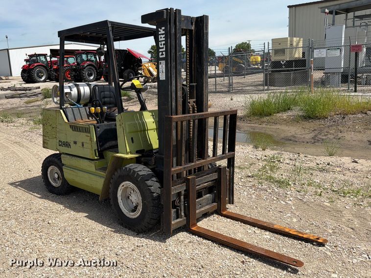 image for item DQ7853 Clark GPX25 forklift
