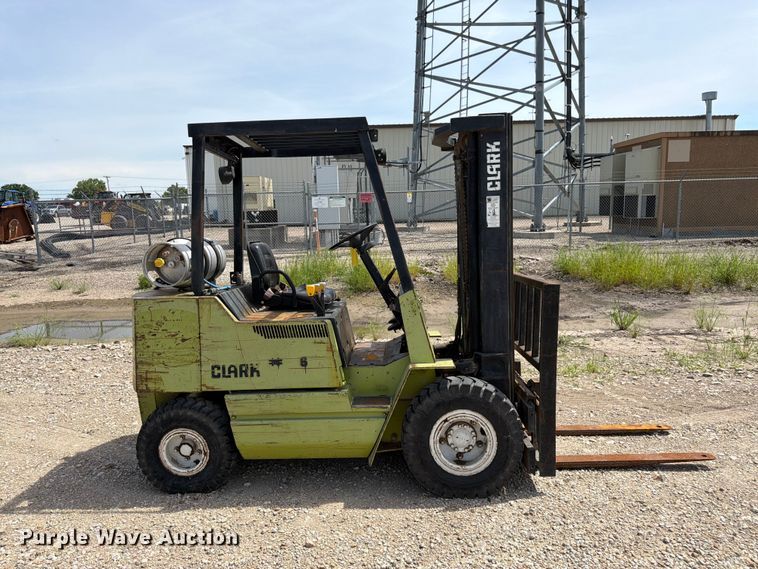 image for item DQ7853 Clark GPX25 forklift