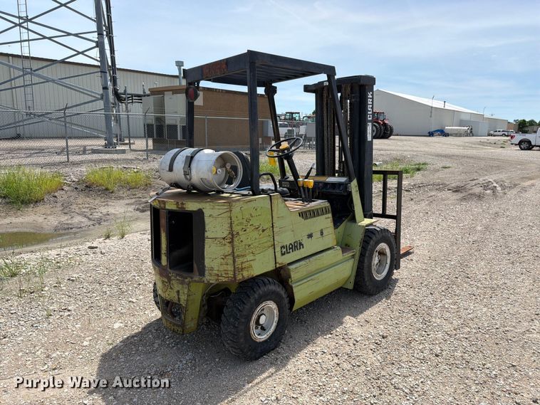 image for item DQ7853 Clark GPX25 forklift