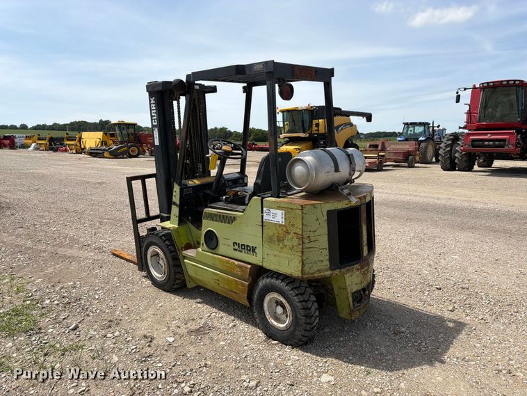 image for item DQ7853 Clark GPX25 forklift