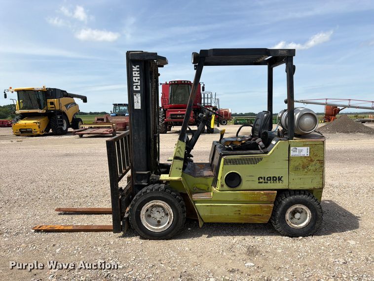 image for item DQ7853 Clark GPX25 forklift
