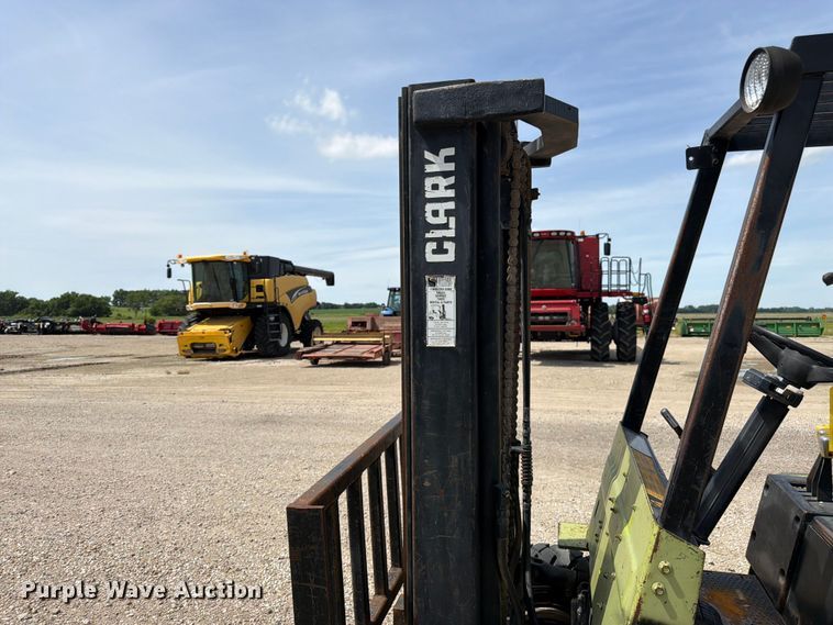 image for item DQ7853 Clark GPX25 forklift