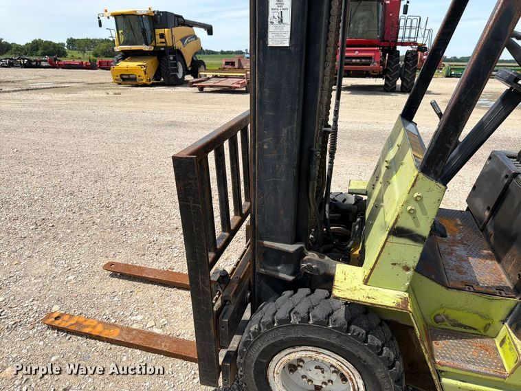 image for item DQ7853 Clark GPX25 forklift