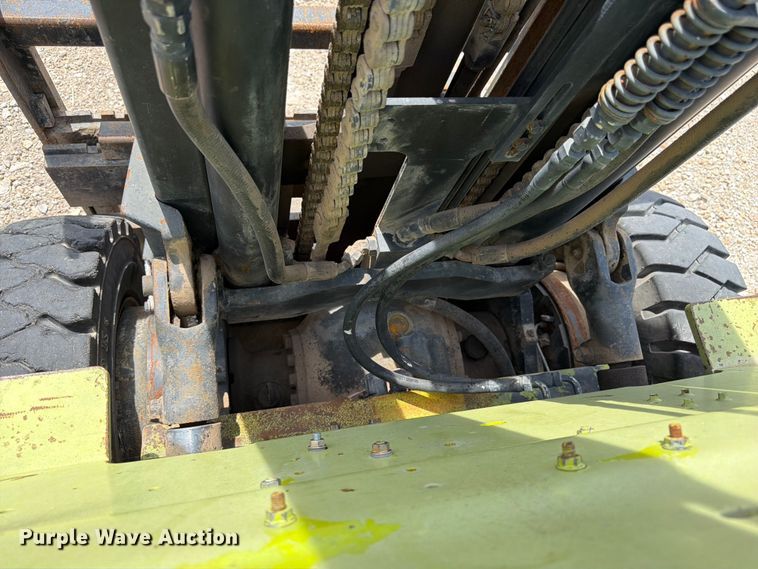 image for item DQ7853 Clark GPX25 forklift
