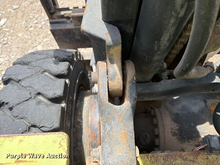 image for item DQ7853 Clark GPX25 forklift