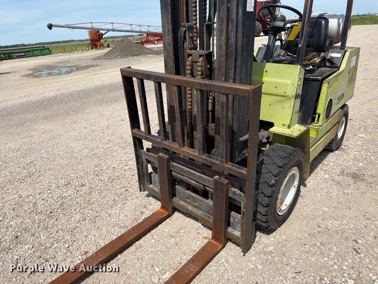 image for item DQ7853 Clark GPX25 forklift