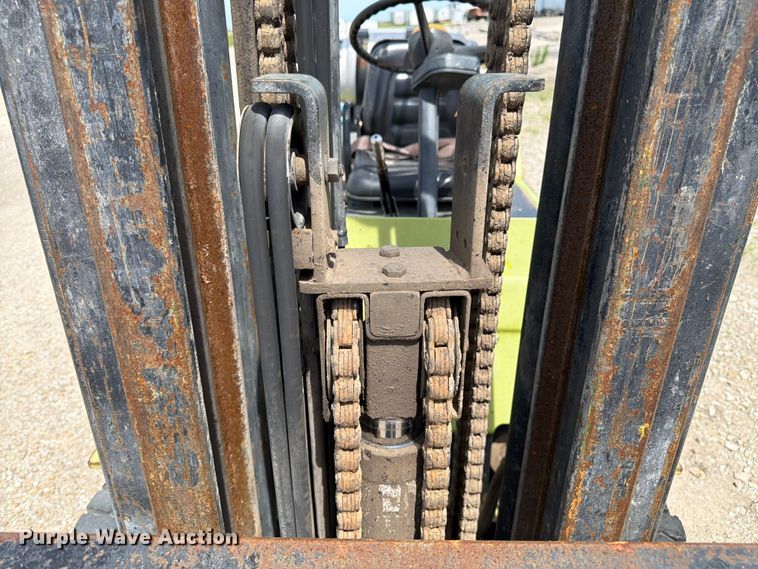 image for item DQ7853 Clark GPX25 forklift