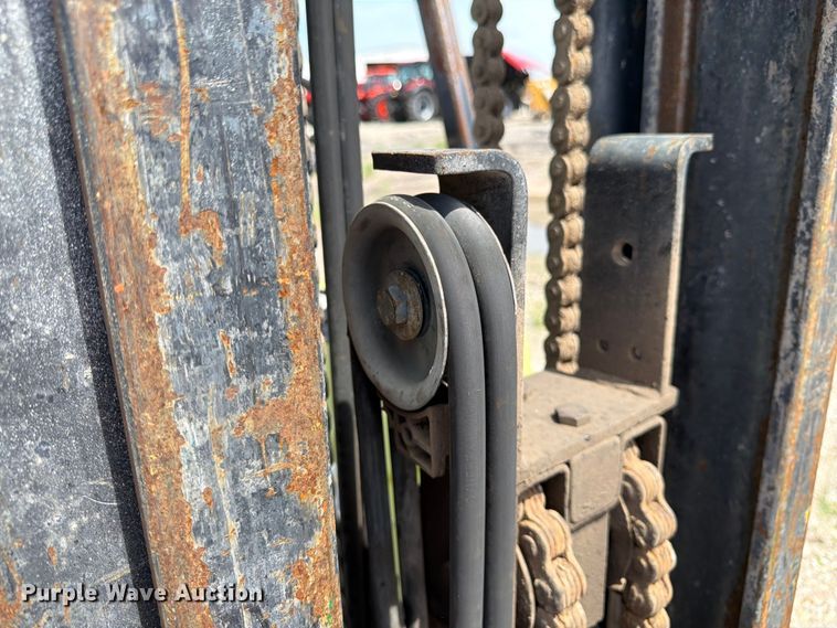 image for item DQ7853 Clark GPX25 forklift