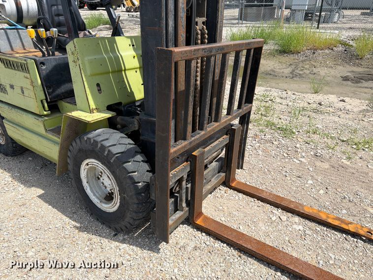 image for item DQ7853 Clark GPX25 forklift