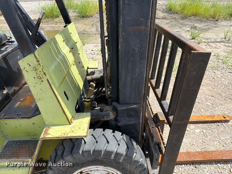 image for item DQ7853 Clark GPX25 forklift