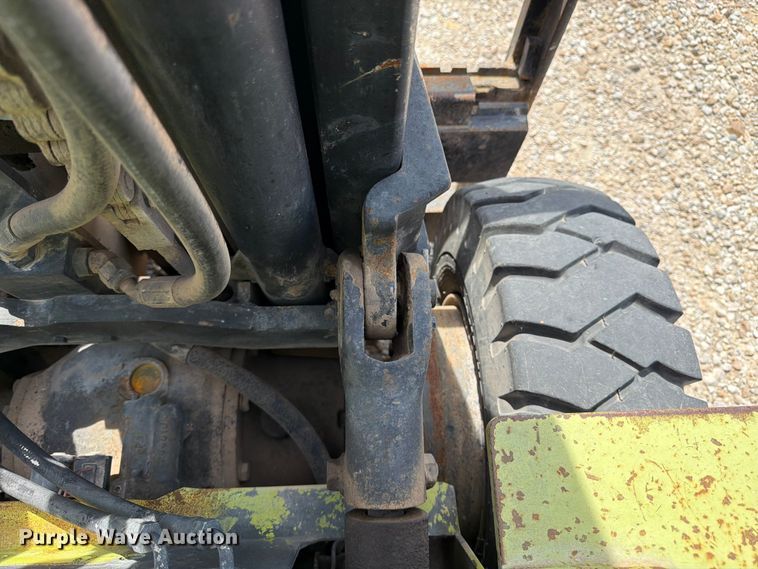 image for item DQ7853 Clark GPX25 forklift