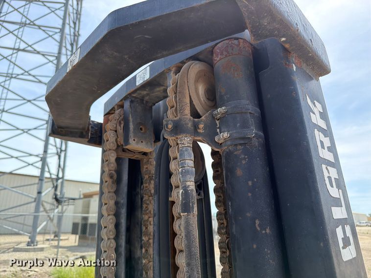 image for item DQ7853 Clark GPX25 forklift