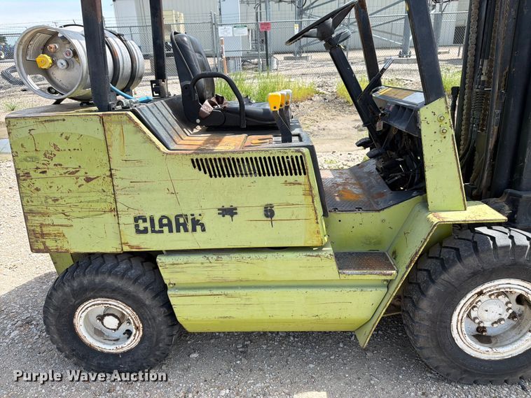 image for item DQ7853 Clark GPX25 forklift