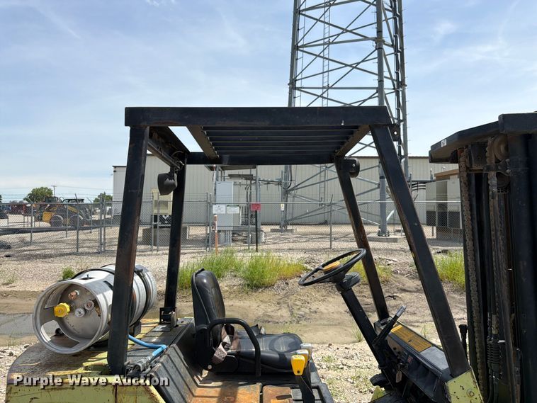 image for item DQ7853 Clark GPX25 forklift