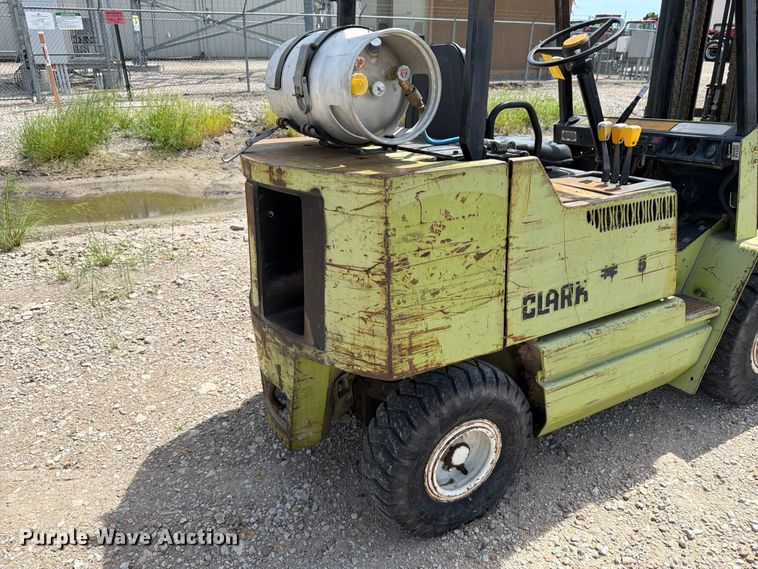 image for item DQ7853 Clark GPX25 forklift