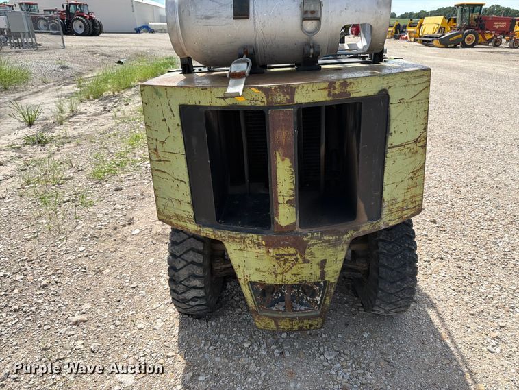 image for item DQ7853 Clark GPX25 forklift