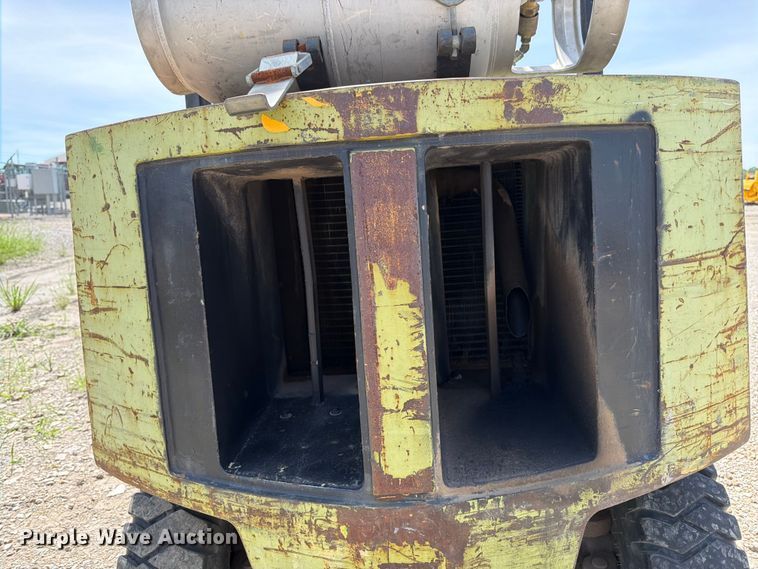 image for item DQ7853 Clark GPX25 forklift