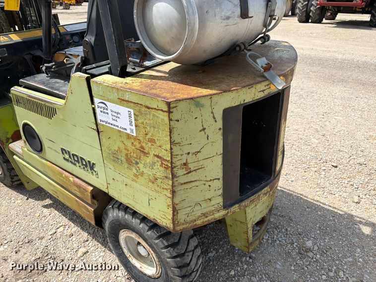 image for item DQ7853 Clark GPX25 forklift