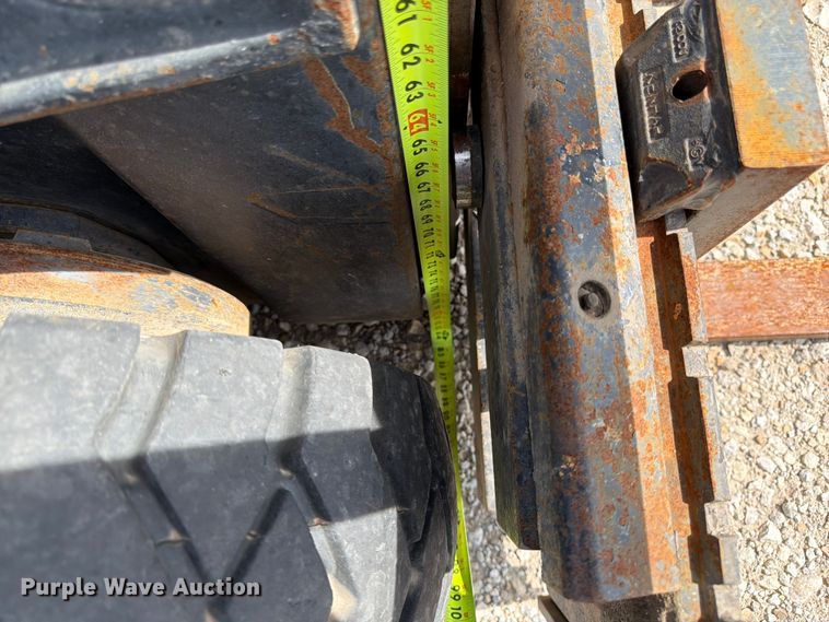 image for item DQ7853 Clark GPX25 forklift