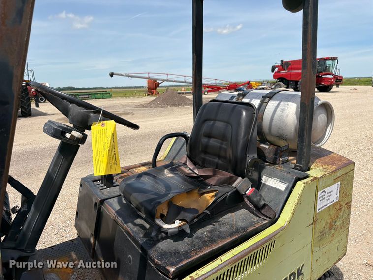 image for item DQ7853 Clark GPX25 forklift