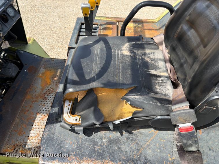 image for item DQ7853 Clark GPX25 forklift
