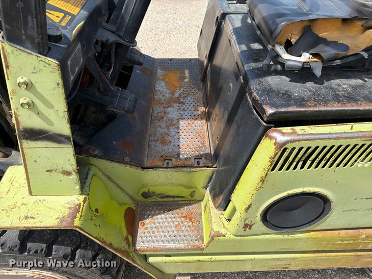 image for item DQ7853 Clark GPX25 forklift