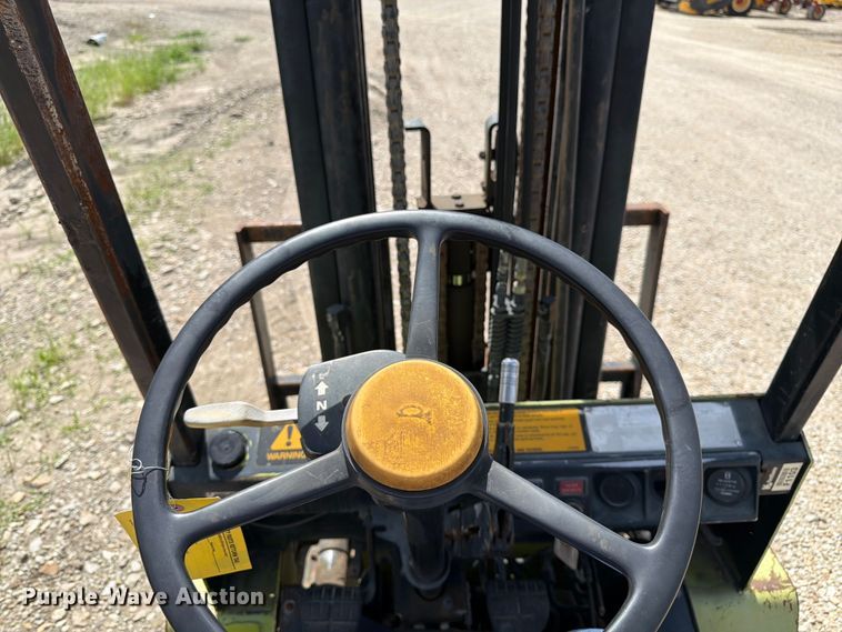 image for item DQ7853 Clark GPX25 forklift