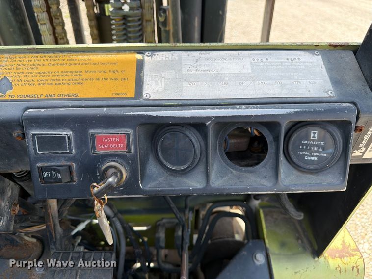 image for item DQ7853 Clark GPX25 forklift