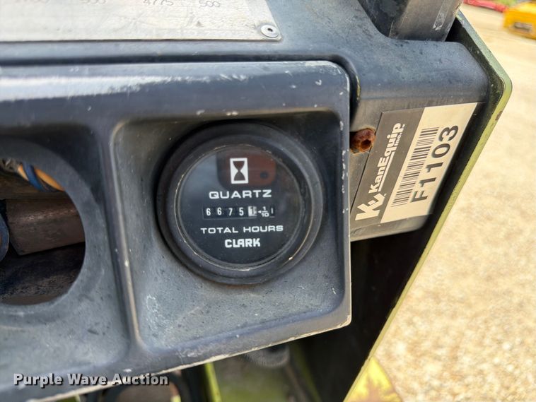 image for item DQ7853 Clark GPX25 forklift
