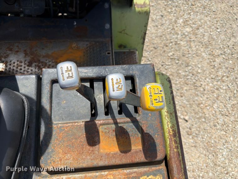 image for item DQ7853 Clark GPX25 forklift