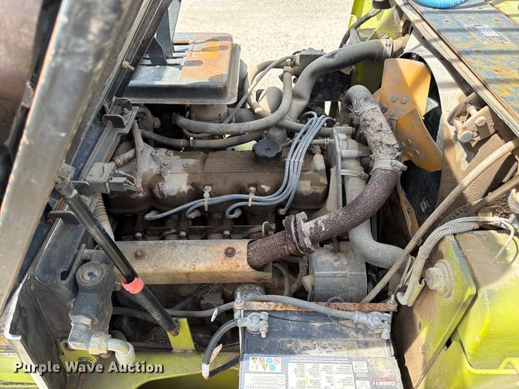 image for item DQ7853 Clark GPX25 forklift