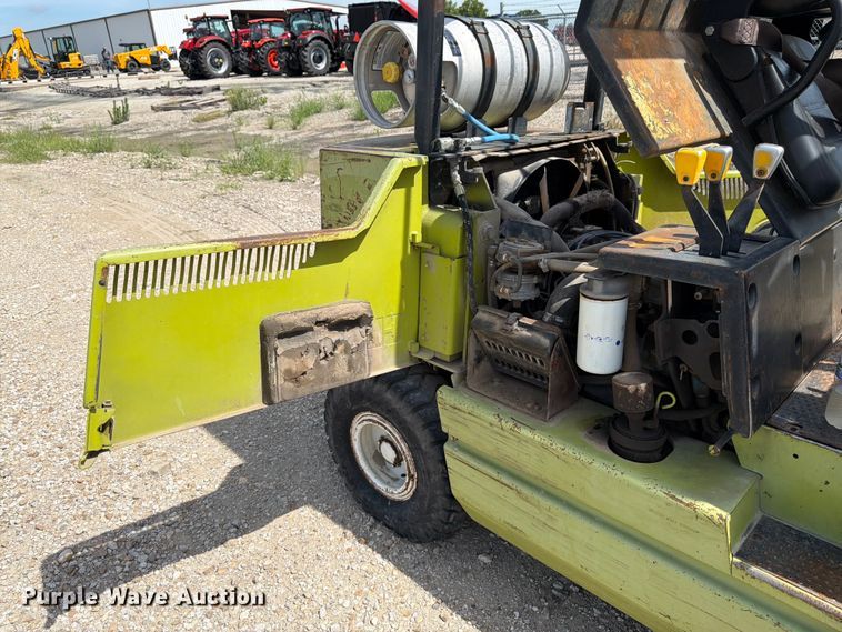 image for item DQ7853 Clark GPX25 forklift