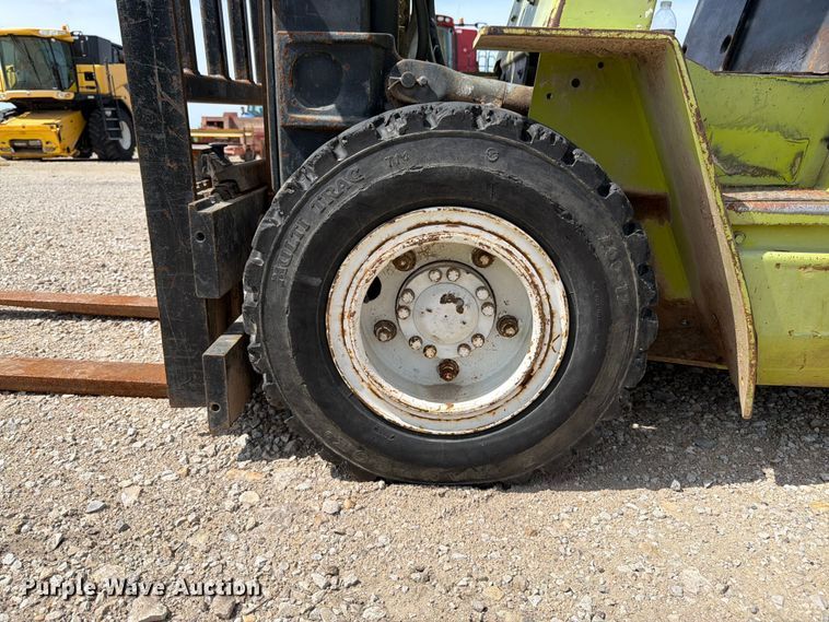image for item DQ7853 Clark GPX25 forklift