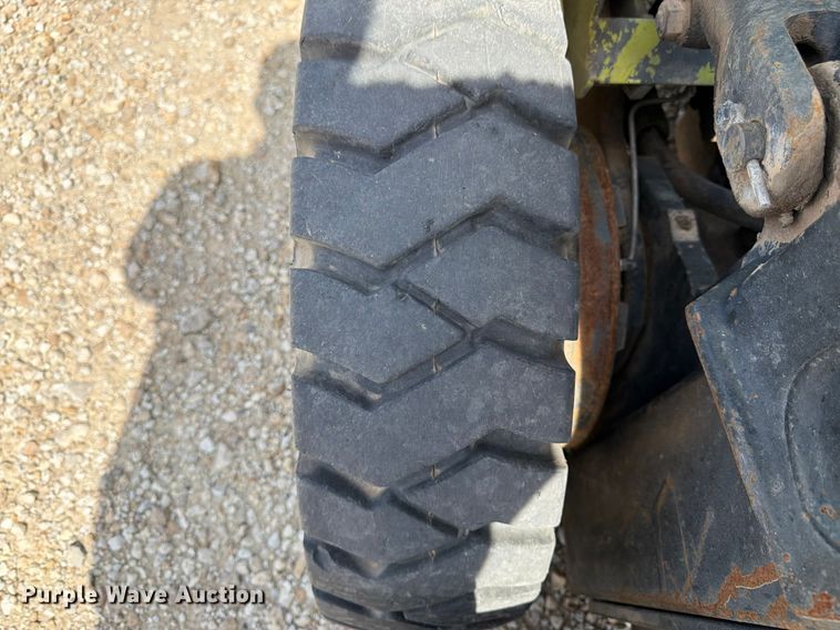 image for item DQ7853 Clark GPX25 forklift
