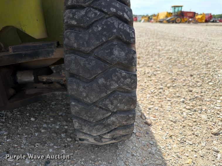 image for item DQ7853 Clark GPX25 forklift