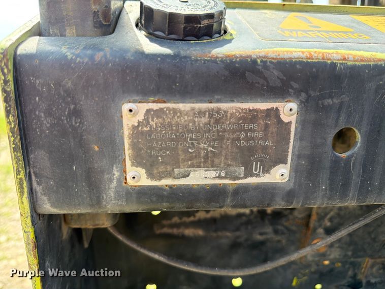 image for item DQ7853 Clark GPX25 forklift