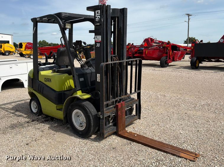 image for item DQ7854 Clark C25L forklift