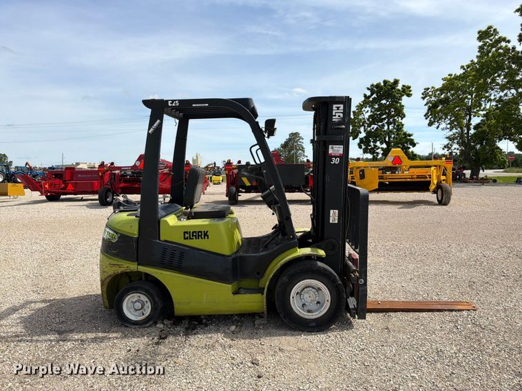 image for item DQ7854 Clark C25L forklift