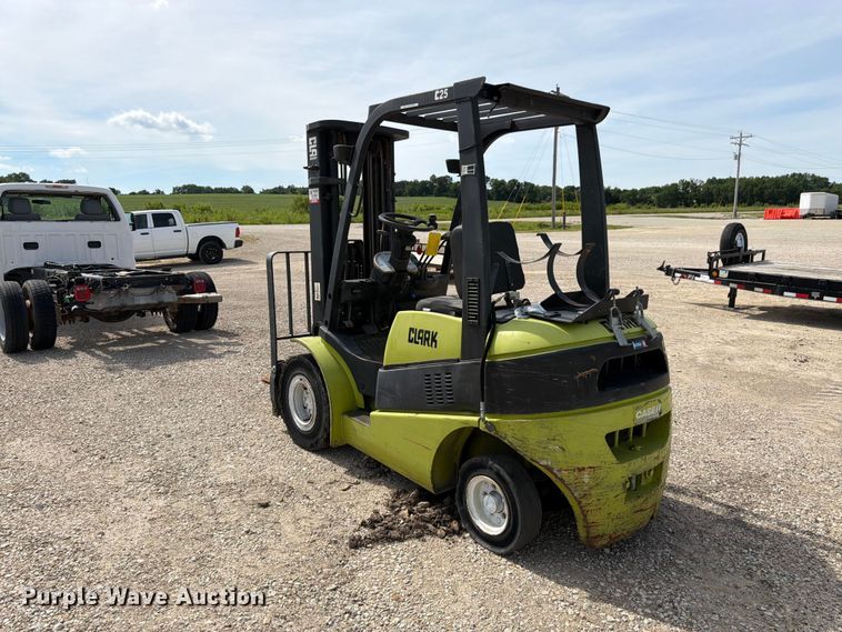 image for item DQ7854 Clark C25L forklift