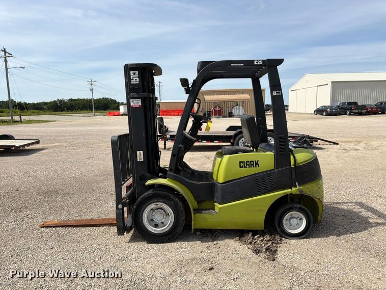 image for item DQ7854 Clark C25L forklift