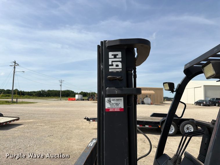 image for item DQ7854 Clark C25L forklift