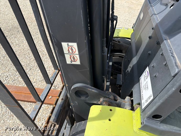 image for item DQ7854 Clark C25L forklift