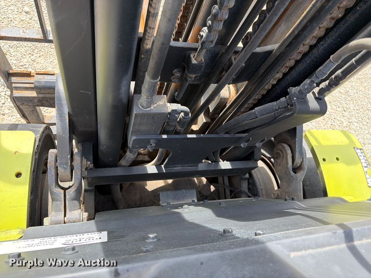 image for item DQ7854 Clark C25L forklift