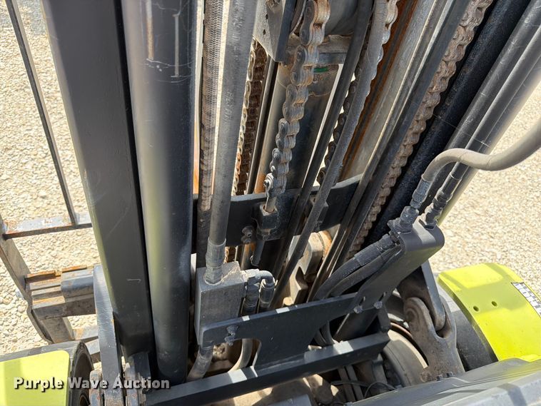 image for item DQ7854 Clark C25L forklift