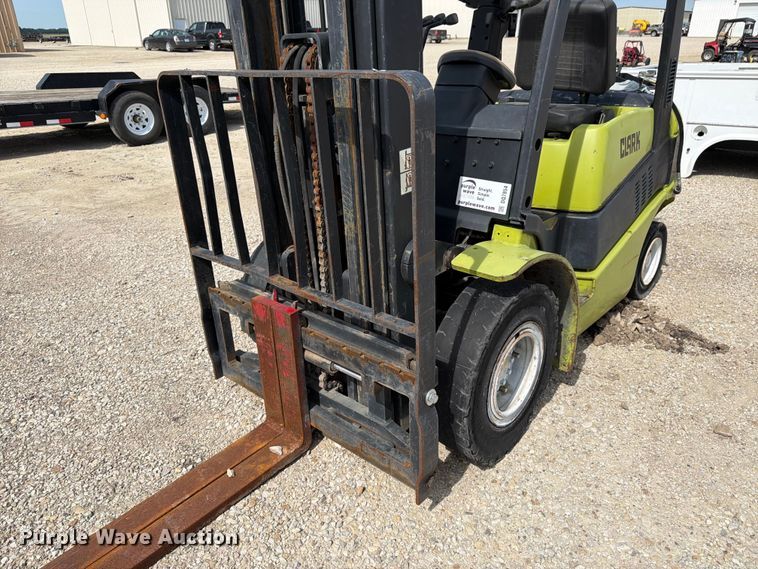 image for item DQ7854 Clark C25L forklift