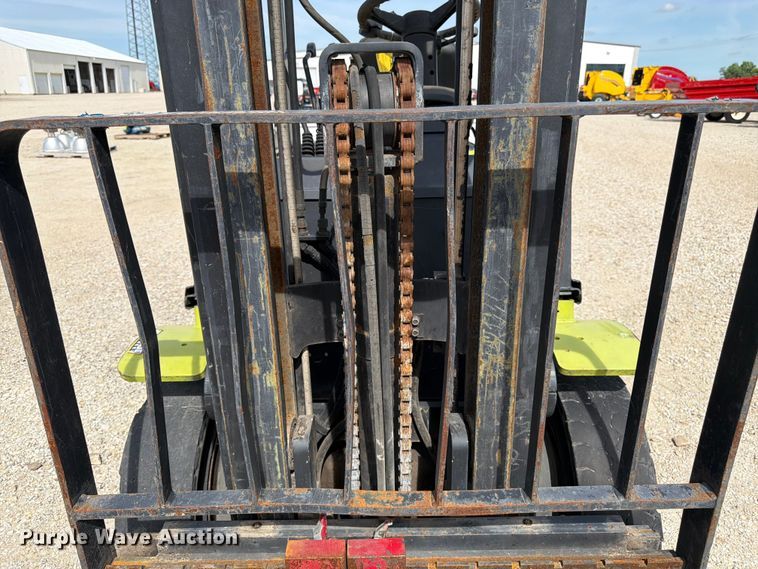 image for item DQ7854 Clark C25L forklift