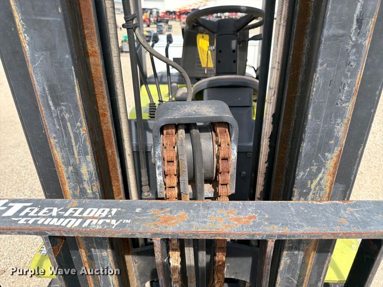 image for item DQ7854 Clark C25L forklift