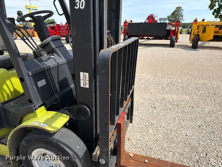 image for item DQ7854 Clark C25L forklift