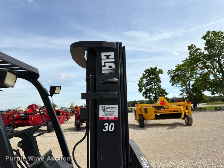 image for item DQ7854 Clark C25L forklift